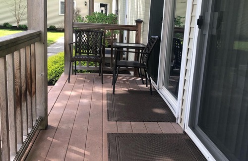 Stowe Area Condominio | Recientemente renovado, 2 dormitorios, 2 baños, condominio cerca de esquí y pueblo