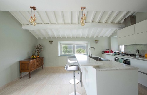 Anghiari Villa | Villa Toscana renovada recientemente con piscina privada y tenis. Vistas que quitan el aliento.