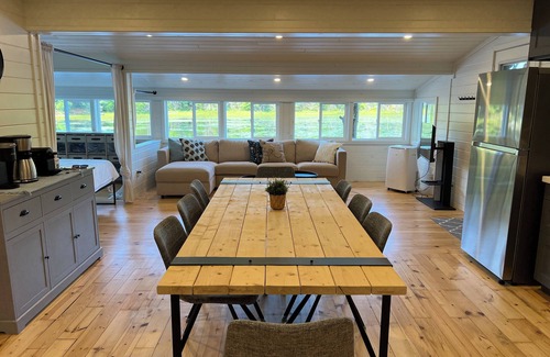 Georgian Bay Cabaña | Newly Renovated Waterfront Cottage on Lake Inlet on Honey Harbour!