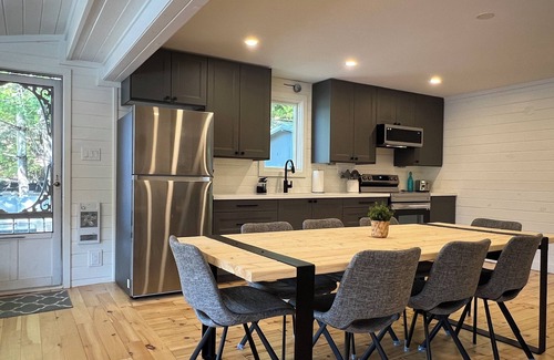 Georgian Bay Cabaña | Newly Renovated Waterfront Cottage on Lake Inlet on Honey Harbour!