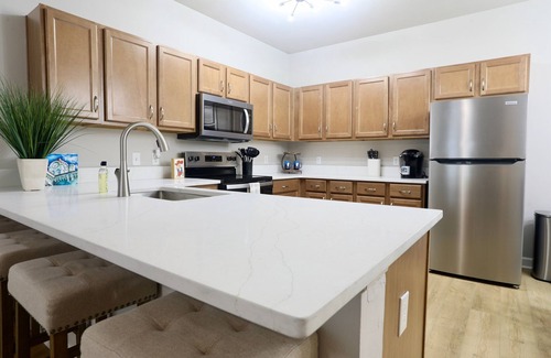 Oxford Condominio | Newly Renovated! Walk to campus! "Another Spot that Calls"