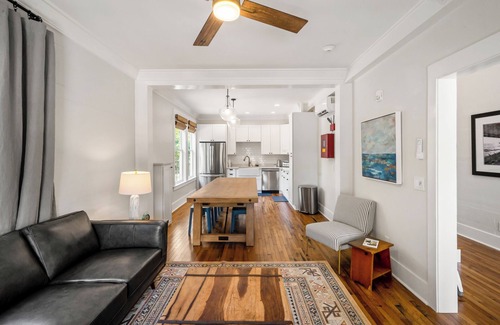 Historic Downtown Apalachicola Apartamento | Newly Renovated with Direct Porch Access, Coastal Views and Walking Distance to