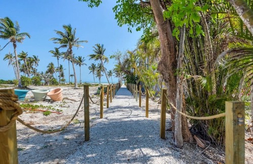 Sanibel Condominio | Newly Reopened Luxury Sanibel Island 2-bedroom condo! Steps to the Beach!
