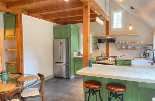 Warren Cabaña | Newly Restored Mid Coast Cottage