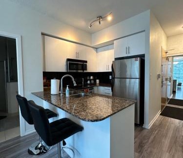 Downtown Toronto Apartamento | Newly updated 2BR, 2Bath & Den in Downtown Toronto beside Union Station & Scotia Bank Arena!