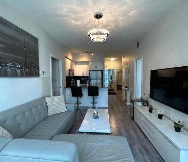 Downtown Toronto Apartamento | Newly updated 2BR, 2Bath & Den in Downtown Toronto beside Union Station & Scotia Bank Arena!