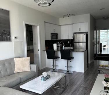 Downtown Toronto Apartamento | Newly updated 2BR, 2Bath & Den in Downtown Toronto beside Union Station & Scotia Bank Arena!
