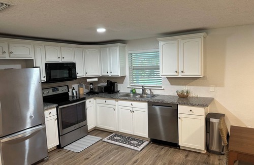 Northside Casa | Newly Updated 4-bedroom House Close to Jax Airport and Downtown Jacksonville
