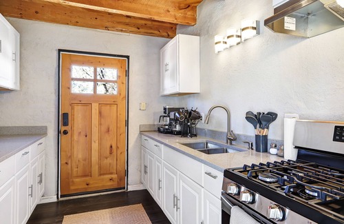 Dixon Casa | Newly Updated Dixon Wine House. 2 Bedroom 3 Story with room for 8.
