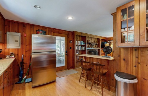 Mashpee Cabaña | Newly updated lakefront cottage with screened porch, large yard & kayaks