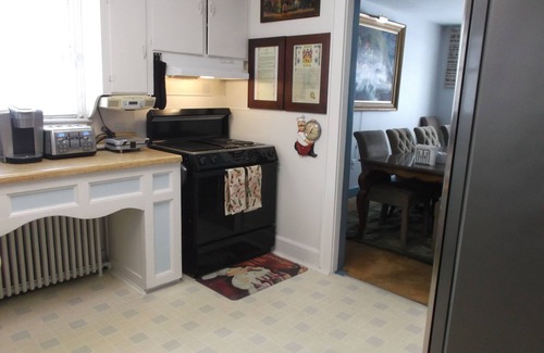 Centennial Casa | Recién actualizado Big Burlington Home, Walk Downtown, Waterfront, UVM & Hospital