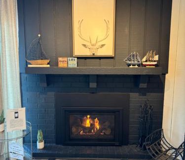 Lake Geneva Apartamento | Newly Updated Modern, Spacious, and Cozy Condo- Right on the Lake!
