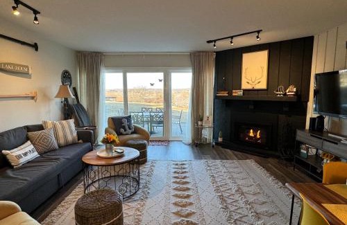 Lake Geneva Apartamento | Newly Updated Modern, Spacious, and Cozy Condo- Right on the Lake!