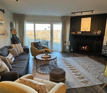 Lake Geneva Apartamento | Newly Updated Modern, Spacious, and Cozy Condo- Right on the Lake!