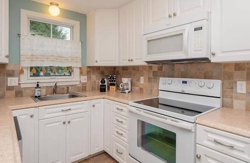 Eastward Look Casa | Newly updated Scarborough Home in Eastward, a stone's throw from Scarborough Beach!