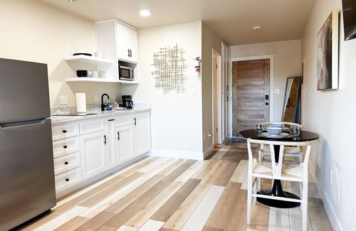 Salida Apartamento | Newly updated studio 2 min drive to HWY 99