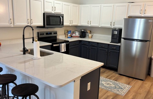 Oxford Condominio | Newly updated unit, close and convenient to Oxford Square and Campus.