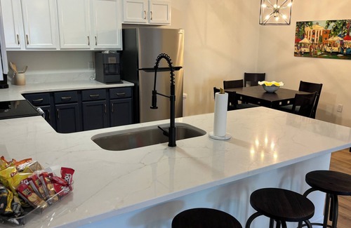 Oxford Condominio | Newly updated unit, close and convenient to Oxford Square and Campus.