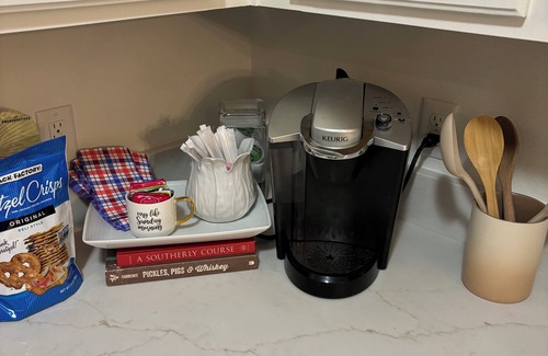 Oxford Condominio | Newly updated unit, close and convenient to Oxford Square and Campus.