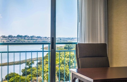 Santa Ana Heights Hotel | Newport Beach Marriott Bayview