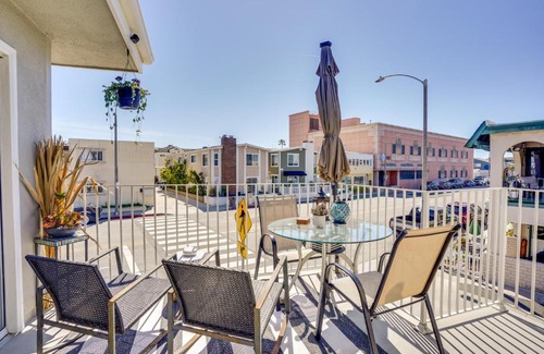 Balboa Peninsula Apartamento | Newport Beach Vacation Rental Steps to Shore!
