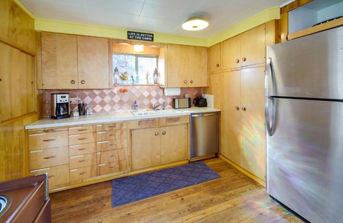 Newport Casa | Newport Cabin on Diamond Lake with Private Boat Dock