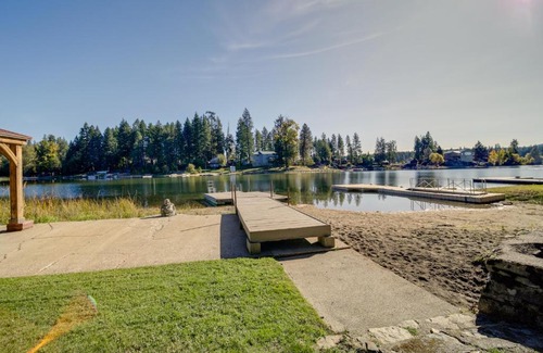 Newport Casa | Newport Cabin on Diamond Lake with Private Boat Dock