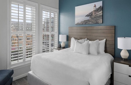 Yachting Village Complejo | Newport Harbor Escape: Spacious 2BR Suite at Wyndham Onshore