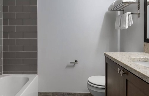 Yachting Village Complejo | Newport Harbor Escape: Spacious 2BR Suite at Wyndham Onshore