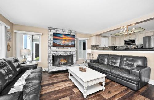 Balboa Peninsula Casa | Newport Paradise - Oceanfront Home by the Pier