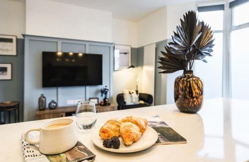 Newport Apartamento | Newport's heart: Steps from shops & local charm!