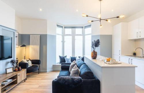 Newport Apartamento | Newport's heart: Steps from shops & local charm!