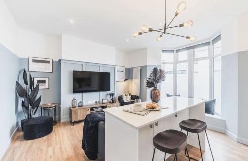 Newport Apartamento | Newport's heart: Steps from shops & local charm!