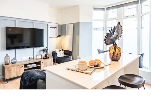 Newport Apartamento | Newport's heart: Steps from shops & local charm!