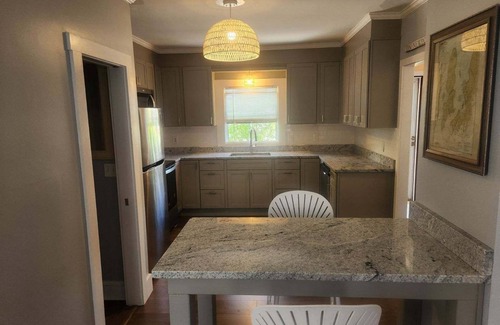 Fifth Ward Casa | ¡Alquiler mensual de verano en el centro de Newport cerca de todo!