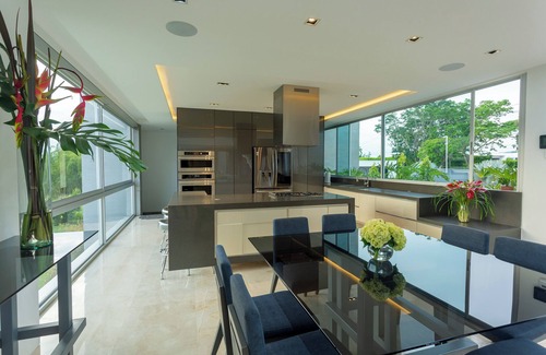 Pereira Casa | Stylish Modern Home with Pool & Private Cinema