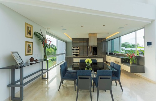 Pereira Casa | Stylish Modern Home with Pool & Private Cinema