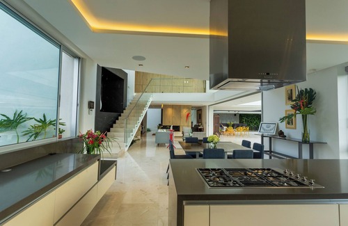 Pereira Casa | Stylish Modern Home with Pool & Private Cinema