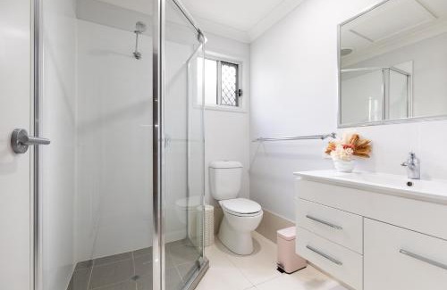 Rocklea Apartamento | Next to a Disk Golf Course! Shops! AirCon! 139F1