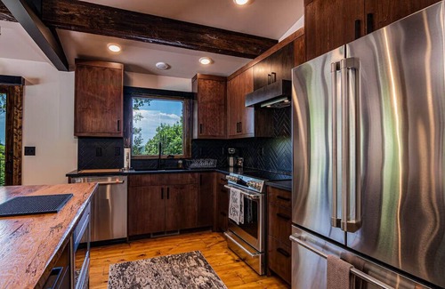 Big Cedars Cabina | Next to Big Cedar! Walk to activities-LakeView, Hot Tub, HIghEnd Decor