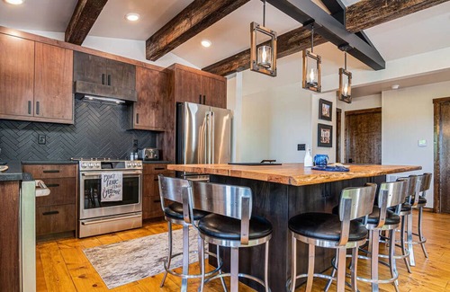 Big Cedars Cabina | Next to Big Cedar! Walk to activities-LakeView, Hot Tub, HIghEnd Decor