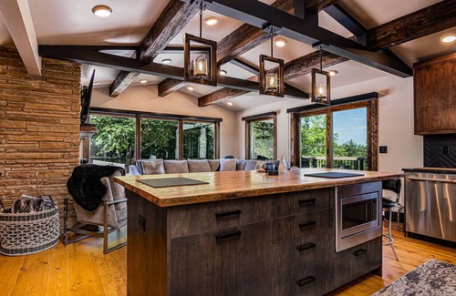 Big Cedars Cabina | Next to Big Cedar! Walk to activities-LakeView, Hot Tub, HIghEnd Decor