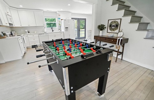 Batavia Casa | Next to lake, 30 minutes to downtown Cincinnati, fire pit, grill, foosball.