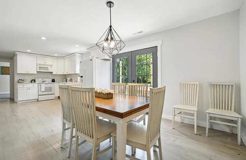 Batavia Casa | Next to lake, 30 minutes to downtown Cincinnati, fire pit, grill, foosball.