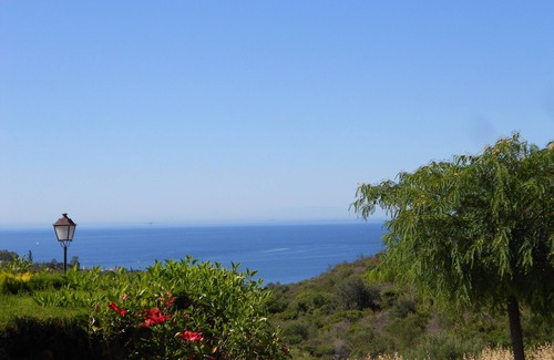 Manilva Apartamento | Gran apartamento con jardín privado y vistas al mar WIFI-TELETRABAJO