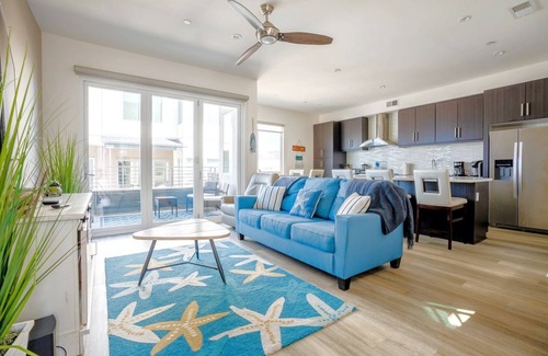 Imperial Beach Condominio | Next to the pier! Pet-friendly! Beach You To It - New Listing