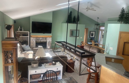 De Pere Casa | NFL Draft; 3 Bdrm home w/Hot tub, fenced in acre yard; pet friendly; De Pere, WI