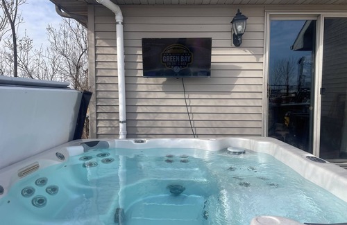 De Pere Casa | NFL Draft; 3 Bdrm home w/Hot tub, fenced in acre yard; pet friendly; De Pere, WI