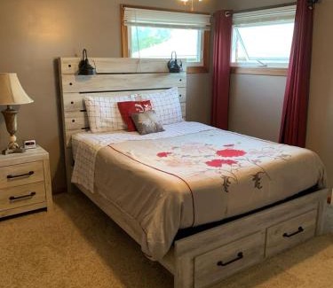 Athol Springs Casa | Niagara Falls Private Brick Vacation Home