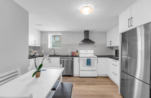 St. Catharines Apartamento | Niagara Falls & Wineries | 3BR Modern Home w/ King